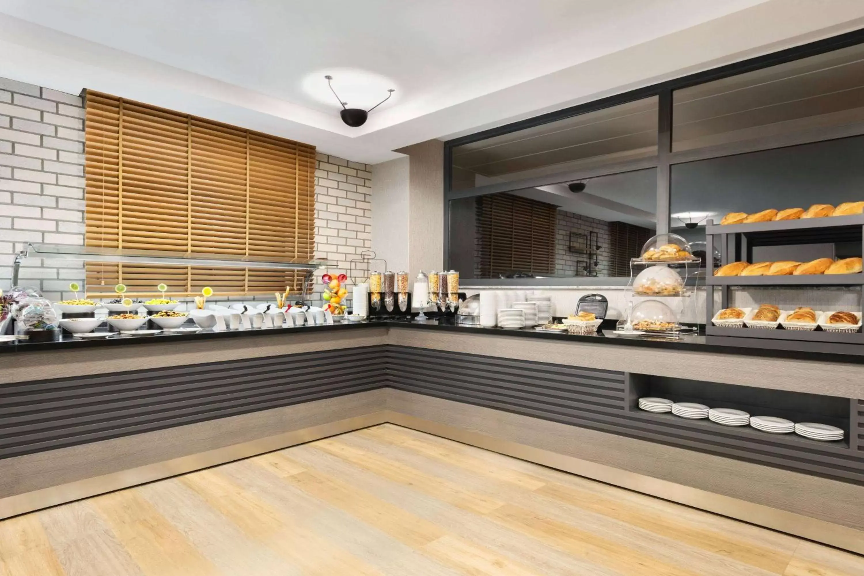 Restaurant/places to eat in Ramada By Wyndham Tire